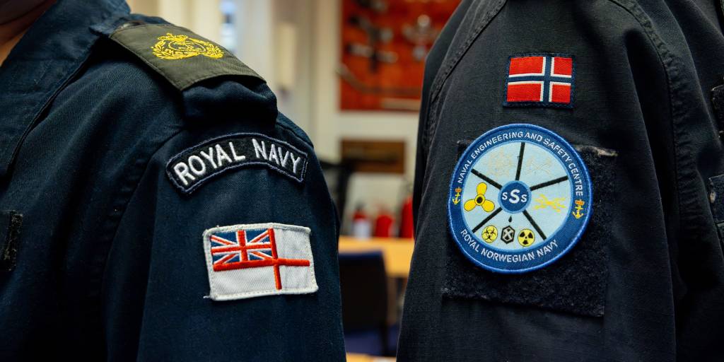 Britisk helikopterpersonell har nylig fått opplæring av instruktører fra Sjøforsvarets senter for skipsteknikk og sikkerhet (SSS).

Denne opplæringen er en del av forberedelsene før KNM Roald Amundsen og KNM Maud skal seile sammen med en britisk hangarskipsstyrke. Under oppdraget skal et britisk Wildcat-helikopter operere ut fra KNM Roald Amundsen.

---

Preparation for deployment with the UK Carrier Strike Group.

British helicopter crews recently went through training with instructors from the Royal Norwegian Navy. The training is part of the preparation before HNoMS Roald Amundsen and HNoMS Maud will deploy together with the UK Carrier Strike Group. 

During the deployment, a british Wildcat helicopter will be operating from the flight deck of the frigate HNoMS Roald Amundsen.