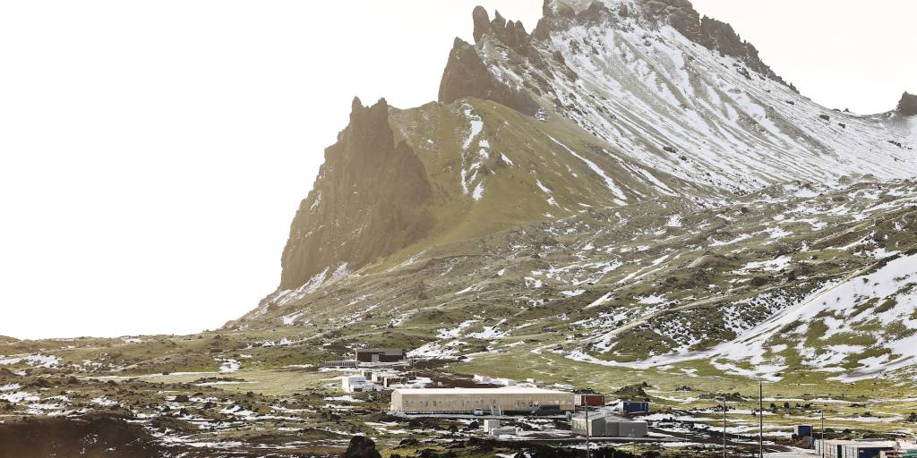 Den nye nød boligen under byggeperioden på Jan Mayen