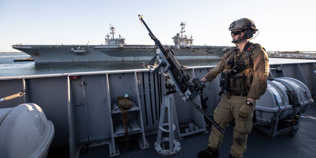 Artillerister holder skarp utkikk i det KNM Fridtjof Nansen forlater Norfolk Naval Station for å ta del i sertifiseringsøvelsen C2X før de sammen med Carrier Strike Group 8 skal ta del i Cooperative Deployment senere i år.