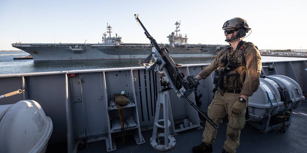 Artillerister holder skarp utkikk i det KNM Fridtjof Nansen forlater Norfolk Naval Station for å ta del i sertifiseringsøvelsen C2X før de sammen med Carrier Strike Group 8 skal ta del i Cooperative Deployment senere i år.