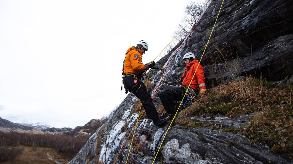 Redningsmenn fra 330 skvadron øver på redning i fjell utenfor Bodø. // Rescuemen from 330 Squadron exercises mountain rescue outside Bodø.