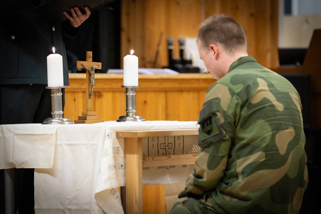 Cybertekniker-eleven Oskar ble konfirmert i Landvernsalen på Jørstadmoen 9. desember 2025. Dette er den eneste kjente militære konfirmasjonen i nyere tid. Her ved feltprest, kaptein Sverre Reiten Finnbakk.