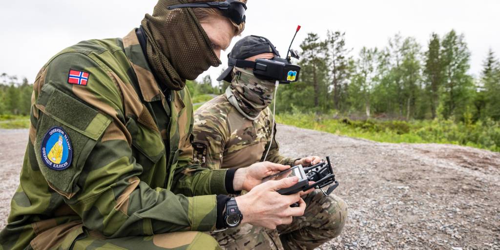 En norsk instruktør følger med på skjermen hvor og hvordan ukraineren flyr.