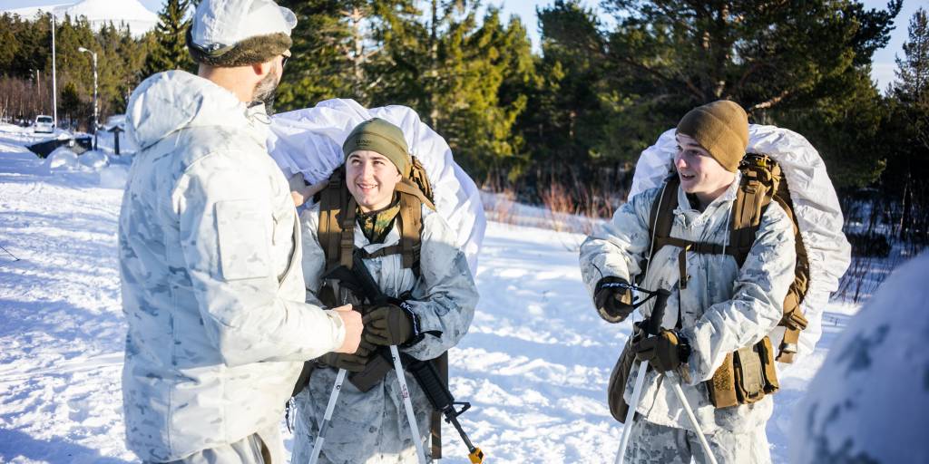 Forsvarets vinterskole gjennomfører alliert vinterkurs for 80 US Marines som skal delta på Cold Respons 2022. Under kurset lærer deltakerne grunnleggende overlevese om vinteren. Når kurset er ferdig skal de amerikanske marines tilbake til avdelingen sin å bli instruktører.