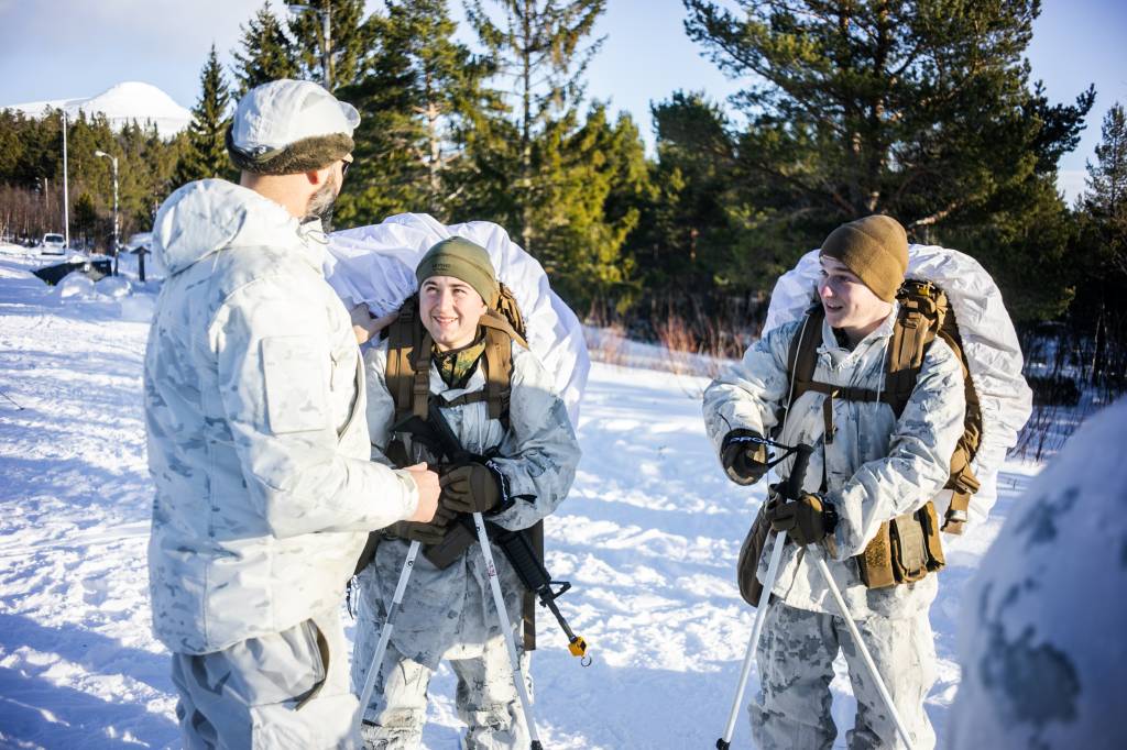 Forsvarets vinterskole gjennomfører alliert vinterkurs for 80 US Marines som skal delta på Cold Respons 2022. Under kurset lærer deltakerne grunnleggende overlevese om vinteren. Når kurset er ferdig skal de amerikanske marines tilbake til avdelingen sin å bli instruktører.