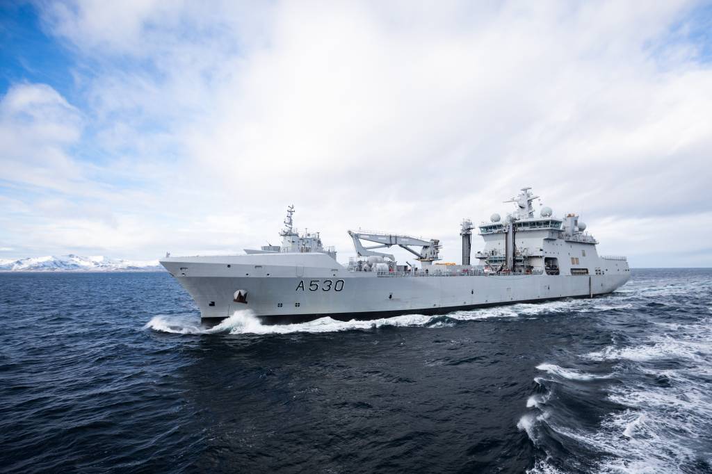 Under øvelsen Cold Response 2026 mottok fregatten KNM Thor Heyerdahl forsyingsstøtte av logistikkfartøyet KNM Maud. Sammen gjennomførte de Replenishment at Sea (RAS)