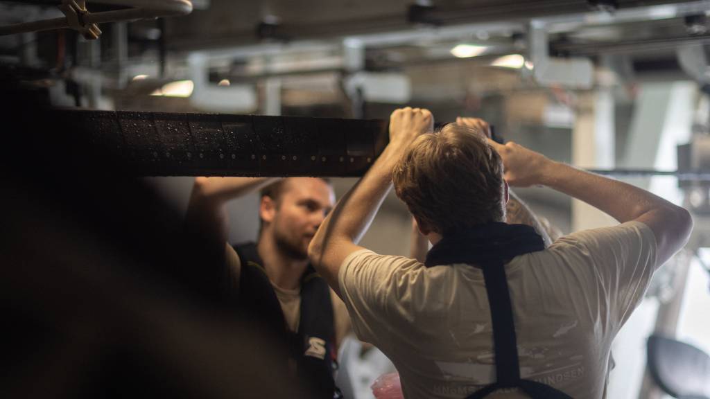 Besetningen på KNM Roald Amundsen setter ut sonar fra fregatten for å bygge bilde på undervanndsomenet i operasjonsområde.