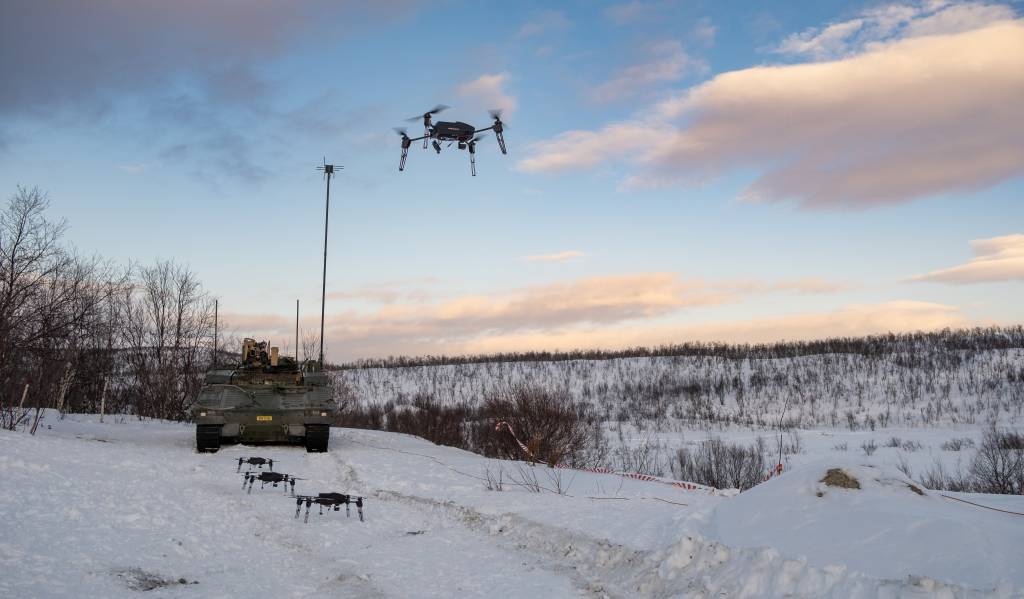 Morgendagens kampenhet ved Hæren våpenskole flyr dronesverm, styrt fra pansret stridskjøretøy, under øvelsen Nordic Response 24 i Finnmark.