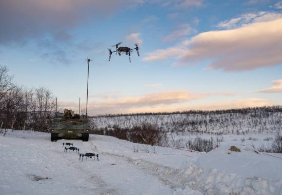 Morgendagens kampenhet ved Hæren våpenskole flyr dronesverm, styrt fra pansret stridskjøretøy, under øvelsen Nordic Response 24 i Finnmark.