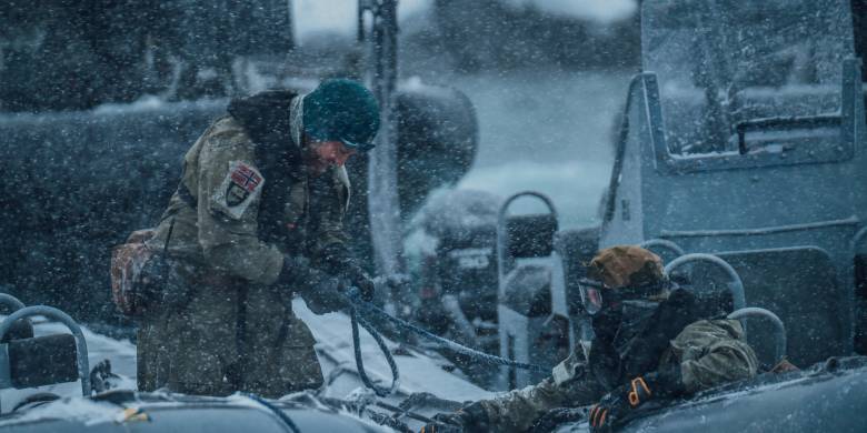 Soldater fra Ingeniørbataljonen trener på innsetting av personell med båt sammen med britiske 47 Commando Raiding Group Royal Marines i Astafjorden i Troms.