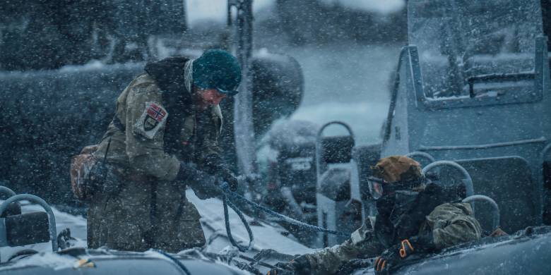 Soldater fra Ingeniørbataljonen trener på innsetting av personell med båt sammen med britiske 47 Commando Raiding Group Royal Marines i Astafjorden i Troms.