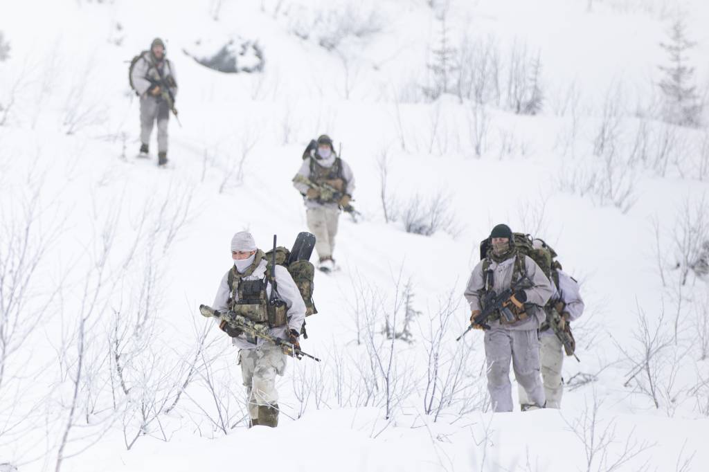 Skarpskyttere fra Telemark bataljon under vintermodulen av SERE-utdanningen – en av de tøffeste og mest krevende utdanningene patruljesoldater kan gjennomføre.

SERE (Survive, Evade, Resist, Escape) arrangeres av Kavalerieskadronen i TMBN. Utdanningen forbereder soldatene på å operere bak fiendens linjer – hvor de må overleve, unngå oppdagelse og komme seg i sikkerhet uten ekstern støtte.

Vintermodulen av kurset fokuserer på overlevelse vinterstid, og soldatene opererer til tider som samlet patrulje. I høstmodulen, som har et større fokus på fluktfasen, foregår alt i fullstendig isolasjon.