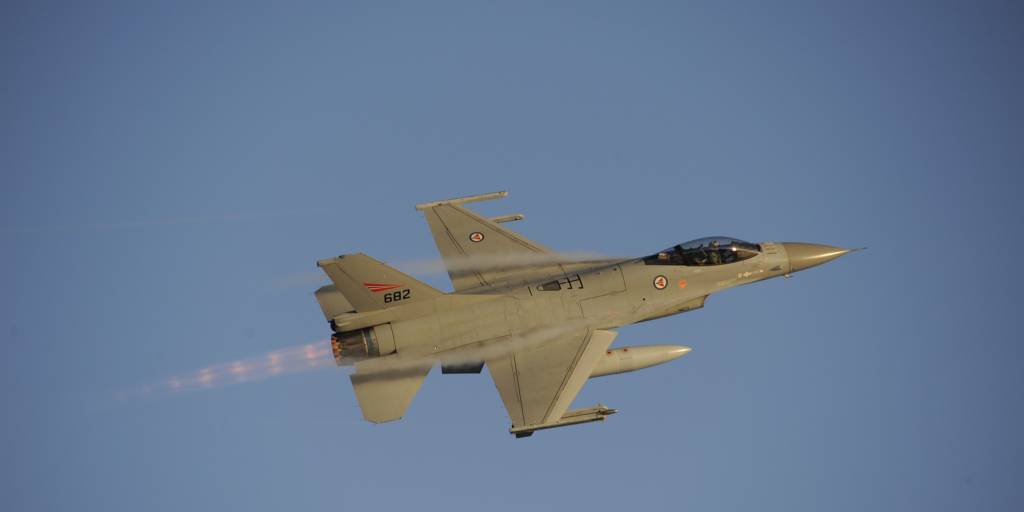 F-16 fra 132 luftving tar av med etterbrenner.