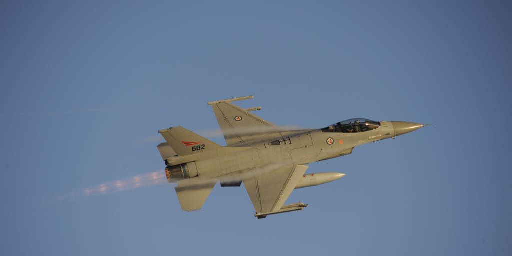 F-16 fra 132 luftving tar av med etterbrenner.