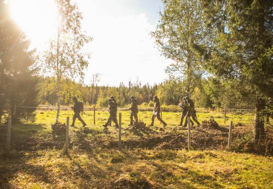 Elever ved Hærens Lagfører skole lærer om slaget ved midtskogen og soldat profesjon med sersjant major Rune Wenneberg.