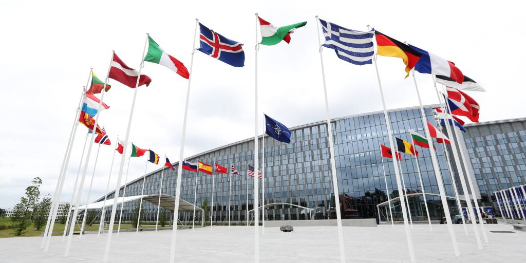 Flaggborgen utenfor NATO hovedkvarteret utenfor Brussel / NATO HQ in Brüssels