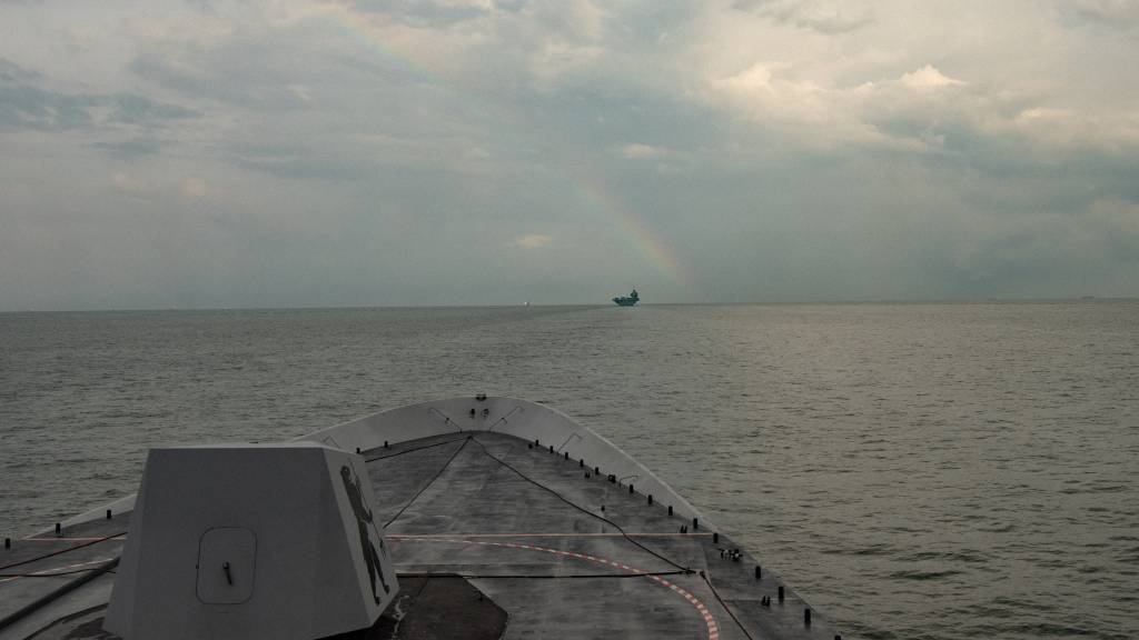 KNM Roald Amundsen og hangaarskipet HMS Prince of Wales seiler sammen under en regnbue i Indo-Stillehavet. Dette som en del av hangarskipsstyrken UK Carrier Strike Group 25 og Operation Highmast 25