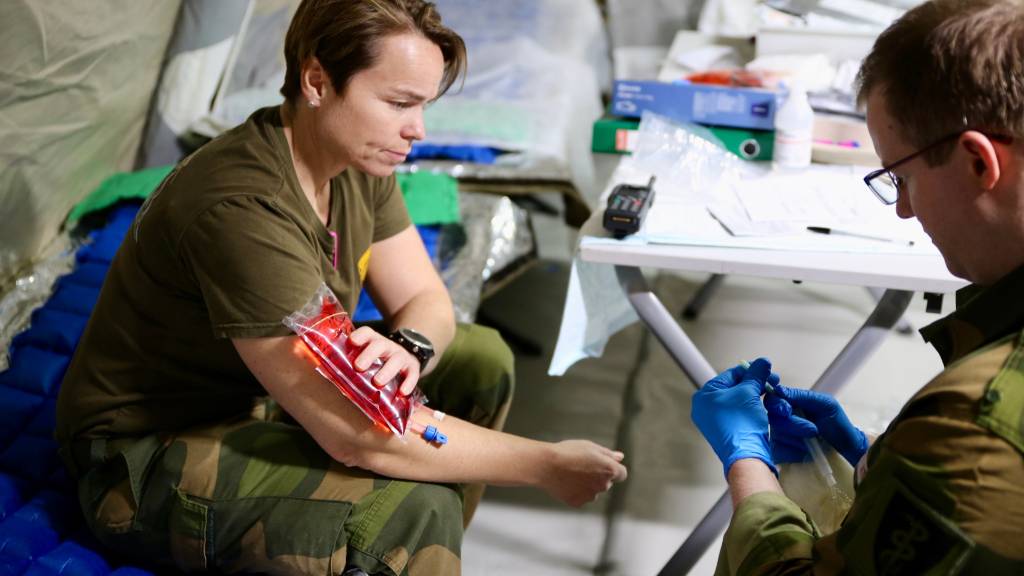 Forsvarets sanitet gjennomfør trening av styrkestruktur under øvelse Føniks 2021 ved bruk av Role 2 Basic feltsykehus. Medical personnel during the exercise Føniks 2021 at Sessvollmoen.