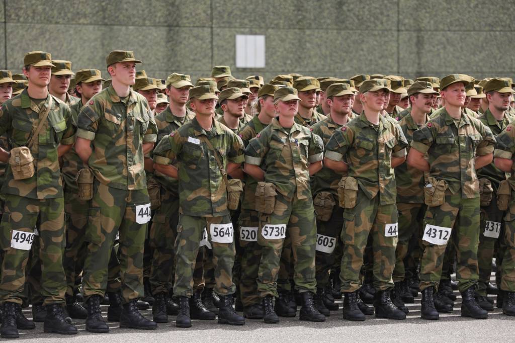 Kandidatene gjør seg klare for felt, og setter i marsj mot
feltområdet de skal forholde seg til i del 2 av FOS.