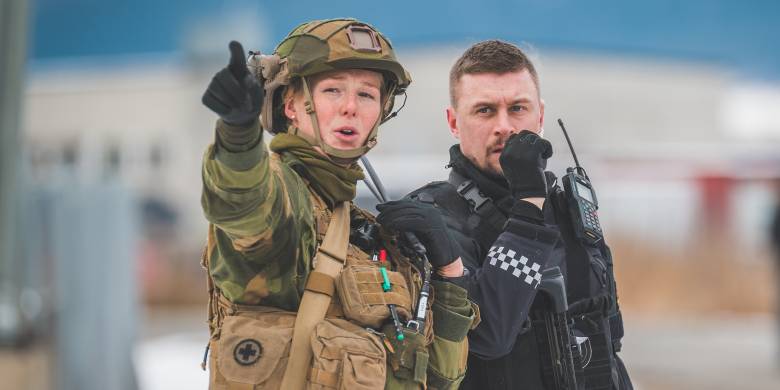 Soldat fra Sanitetsbataljonen i Hæren sammen med Politiet.