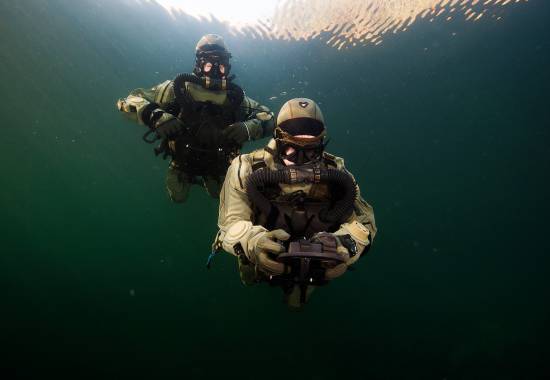 Operatører fra Marinejegerkommandoen under dykketrening på Haakonsvern orlogsstasjon utenfor Bergen / Operators from Norwegian Naval Special Oeration Commando are diving at Haakonsvern marine base outside Bergen