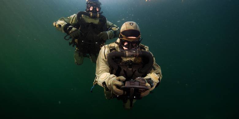 Operatører fra Marinejegerkommandoen under dykketrening på Haakonsvern orlogsstasjon utenfor Bergen / Operators from Norwegian Naval Special Oeration Commando are diving at Haakonsvern marine base outside Bergen