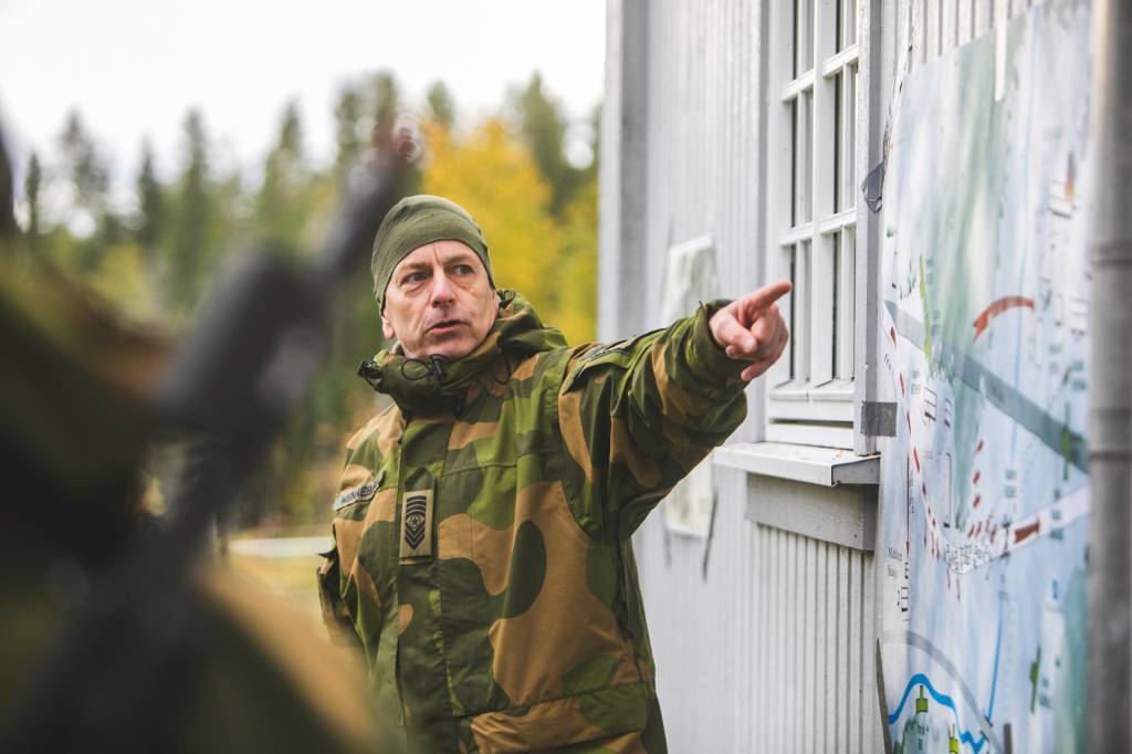 Elever ved Hærens Lagfører skole lærer om slaget ved midtskogen og soldat profesjon med sersjant major Rune Wenneberg.