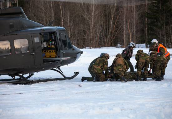 Casetrening under Cold Response 2016. Sanitetsbataljonen frakter ut markøren som skal gjennom alle ledd, fra troppssanitet ankommer til pasienten er på role2 sykehus / The medical battalion trained on transporting patients all the way to role2 hospital during Cold Response 2016.