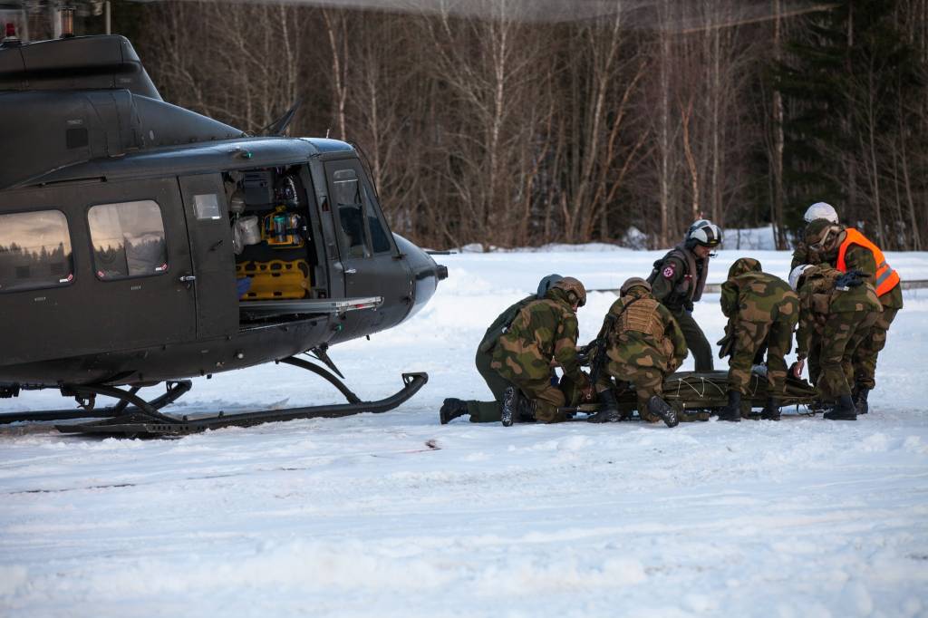 Casetrening under Cold Response 2016. Sanitetsbataljonen frakter ut markøren som skal gjennom alle ledd, fra troppssanitet ankommer til pasienten er på role2 sykehus / The medical battalion trained on transporting patients all the way to role2 hospital during Cold Response 2016.