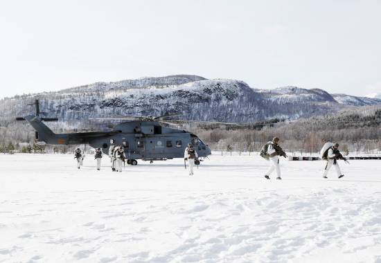 Italienske soldater blir landsatt med EH-101-410 Merlin helicopter under vinter øvelsen Cold Response 2022