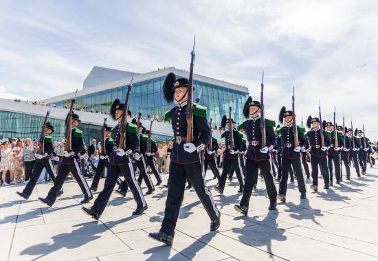 HMKGs musikk- og drilltropp og Den Kongelige Livgardes Musikkrops opptrer
sammen på Operaen i forbindelse med Danmarks statsbesøk til Norge.