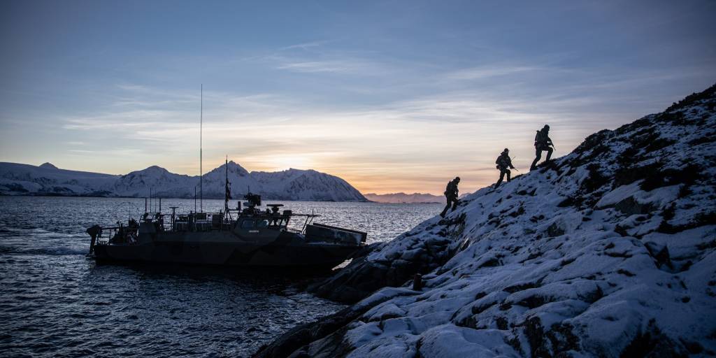 I øvelse Arctic Hawk 23 i februar 2023 trener operatører fra Kystjegerkommandoen sammen med Artilleribataljonen.