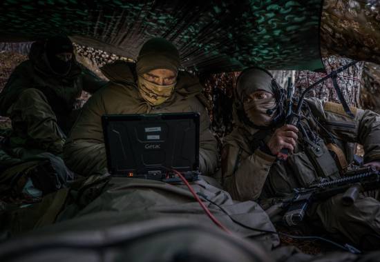 Operatører fra Kystjegerkommandoen ligger i observasjonspost og overvåker.