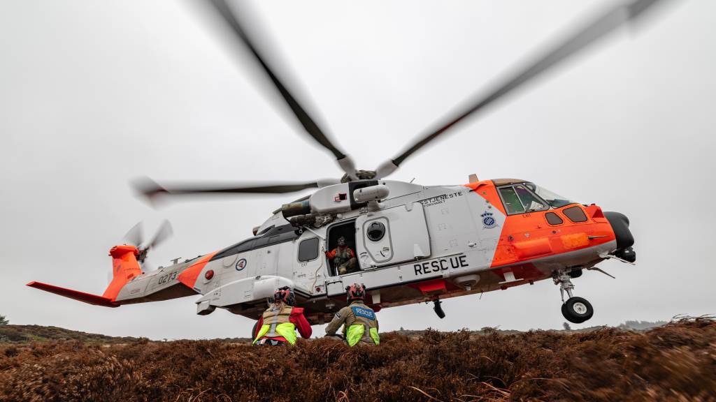 330 skvadron ved Sola flystasjon trener med SAR Queen på bruk av Redstreak Mobile Phone Detection and Location System (MPDLS) og håndholdt RFD Radio Frequency Detector under egentrening på Karmøy. Lege og redningsmann venter på at SAR Queen skal ta af før de setter i gang med søk.