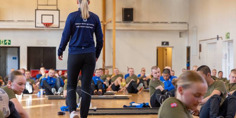 Idrettssoldatene ved KNM HH gjennomfører en styrketreningsøkt med fokus på knebøy for alle troppene på rekruttskolen ved KNM HH. Fokuset ligger på riktig teknikk og intensitet under øvelsen. 
I en militær hverdag er styrkeøvelser som knebøy svært viktig for å kunne gjennomføre ymse oppgaver. Det Kan være alt fra bæring av utstyr, tassing av makker og røykdykking.
Andre økter idrettssoldatene har for rekruttskolen i løpet av ukene er blant annet markløft og muskulær utholdenhet.
