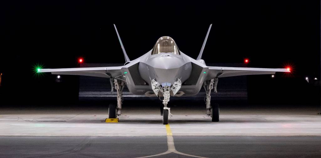 Nye F-35A kampfly forlater Lockheed Martin fabrikken i  Fort Worth i USA og skal fly over til Norge