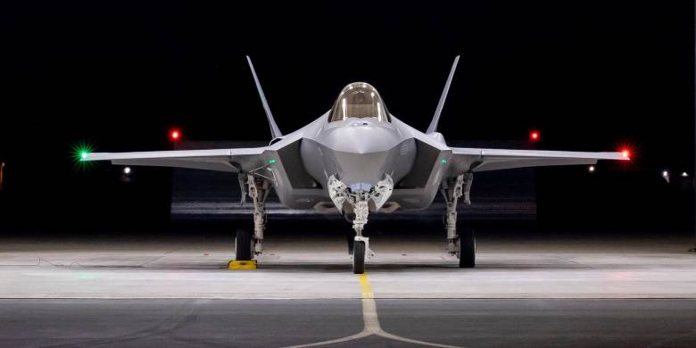 Nye F-35A kampfly forlater Lockheed Martin fabrikken i  Fort Worth i USA og skal fly over til Norge