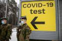Personell fra Hæren og Heimvernet gjør seg klar og starter testing av personer som kommer til Norge fra Svergie ved Svinesund.