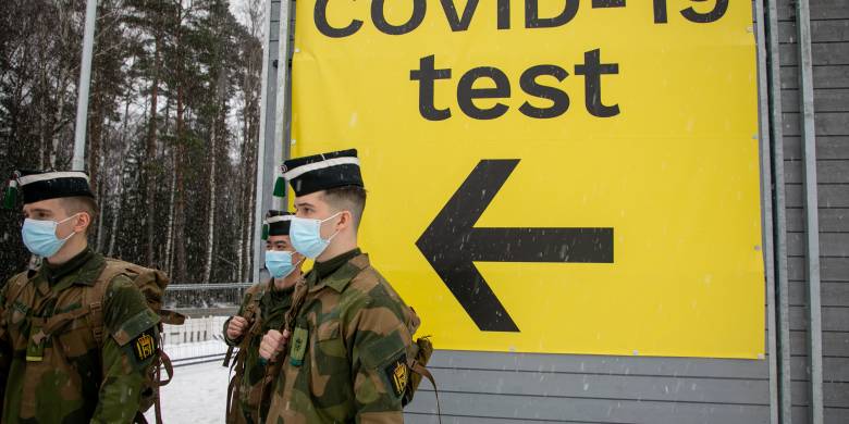 Personell fra Hæren og Heimvernet gjør seg klar og starter testing av personer som kommer til Norge fra Svergie ved Svinesund.