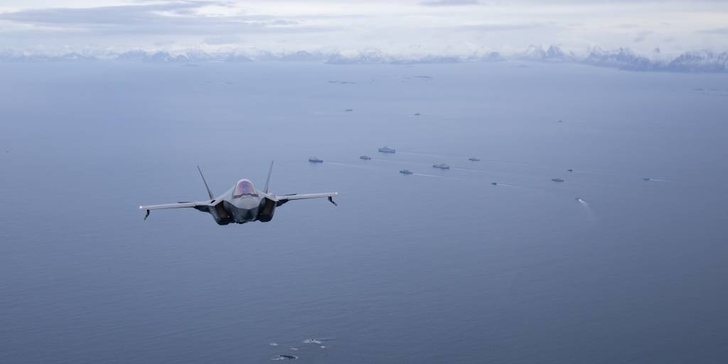 PHOTOEX under Cold Response 2026. Bildene er tatt fra en amerikansk KC-130J Hercules tilhørende United States Marine Corps. Her ser man   norske F-35 som flyr over allierte maritime styrker som seiler utenfor Andøya i Vesterålen, Nordland.

Deltagende fartøy er KNM Skjold, KNM Glimt, KNM Storm, KNM Otra, KNM Rauma, KNM Maud, FGS Sachsen, HNLMS Van Amstel, HNLMS Johan de Witt, HDMS Peter Willemoes, HDMS Vædderen, det franske amfibiefartøyet Mistral, det italienske amfibiefartøyet San Guisto, den spanske fregatten Santa Maria og en tysk ubåt.