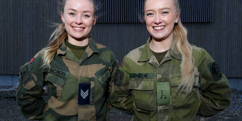 Sersjant, Celine Schou og 2. årslærling, Lene Engen utenfor en av de nye kasernene på Evenes flystasjon