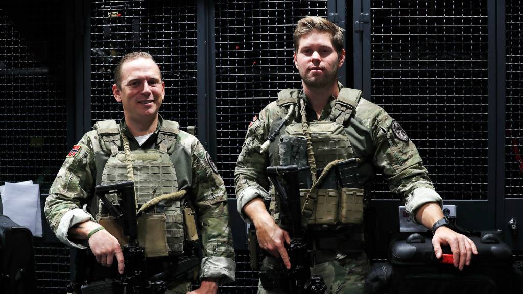 Tommy Andersen og Julian fra Strategic Airlift Capability (SAC) på Pápa flystasjon i Ungarn