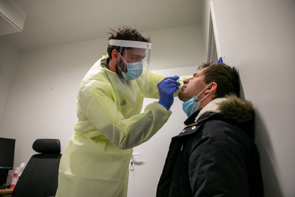 Personell fra Hæren og Heimvernet gjør seg klar og starter testing av personer som kommer til Norge fra Svergie ved Svinesund.