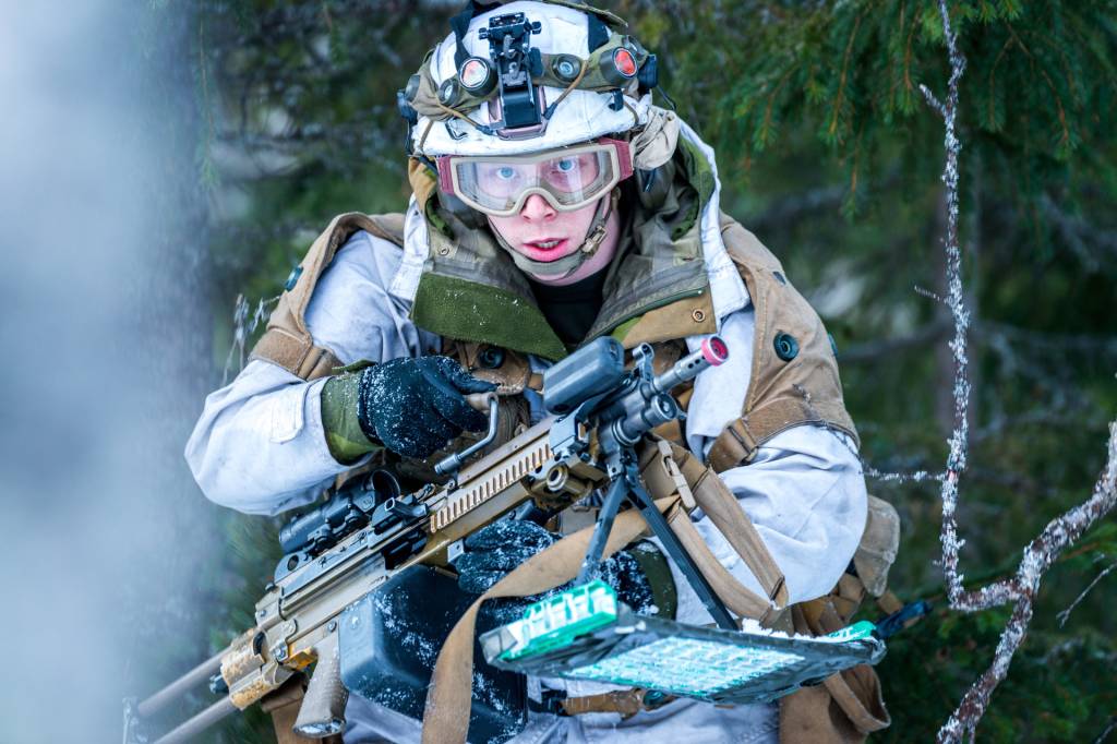 Dragoner fra Stormeskadron 3 i Panserbataljonen. De bruker stormpanservogner til å forflytte seg, men slåss til fots. Her fra øvelse Snøpanser i Troms, februar 2018. // Dragoons, assigned to the Armored Battalion in Brigade North. The dragoons move around in armored vehicles, but fight on foot.