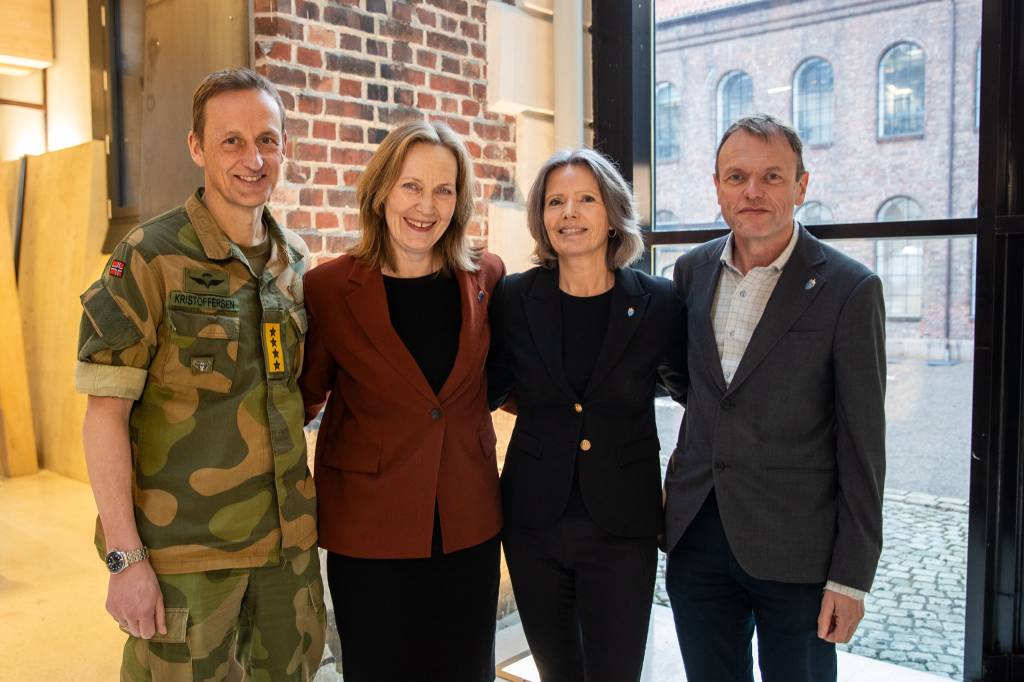 Fra venstre: Forsvarssjef Eirik Kristoffersen, direktør i Forsvarsmateriell (FMA) Gro Jære, fungerende direktør i Forsvarsbygg Camilla Mathiesen og assisterende direktør i Forsvarets forskningsinstitutt Jan Erik Torp. 