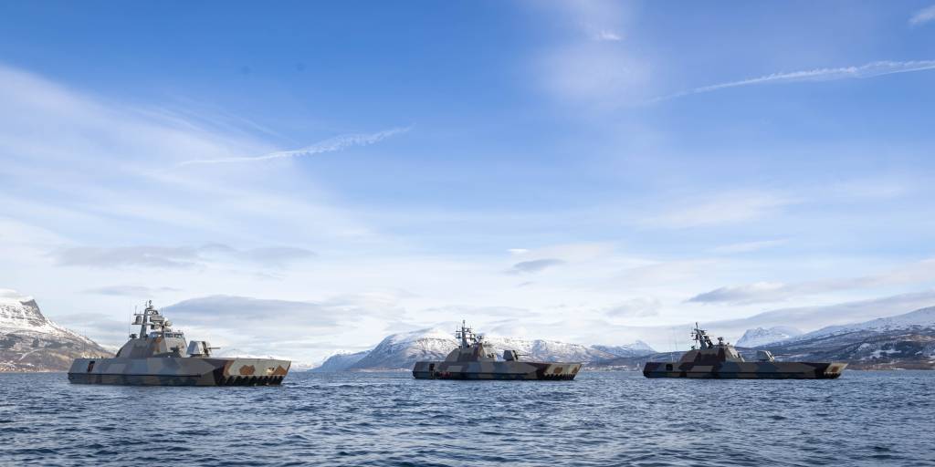 Korvetter fra det norske Sjøforsvaret gjennomfører PASSEX under øvelse Cold Response 2026. 

En PASSEX (Passing Exercise) er en militærøvelse til sjøs. Under en slik øvelse seiler fartøyene ofte svært nær hverandre i koordinerte manøvre for å trene på samhandling og presis navigasjon.

Denne aktiviteten gjennomføres som en del av storøvelsen Cold Response 26, der allierte fra 14 nasjoner trener på avskrekking, forsvar av NATOs nordlige flanke og å trygge befolkningen.