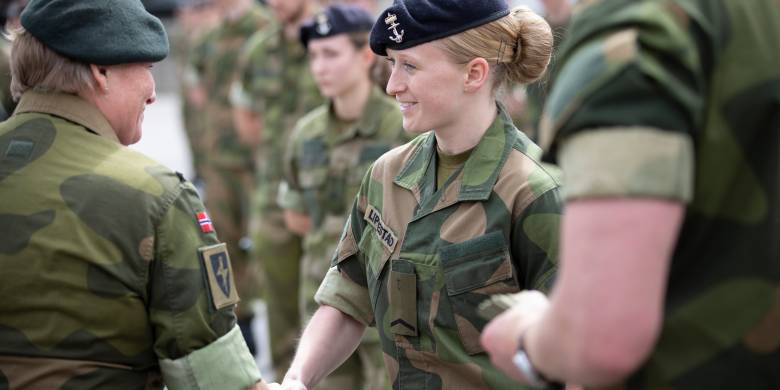 Utdeling av vernedyktighetsmedaljen til Ving 72 og opprykksseremoni for Ving 70 ved Cyberingeniørskolen ved Forsvarets høgskole