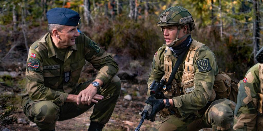 Luftforsvarets sjefssersjant, Christian Aage Olsen besøker fremtidens offiserer på Heistadmoen.