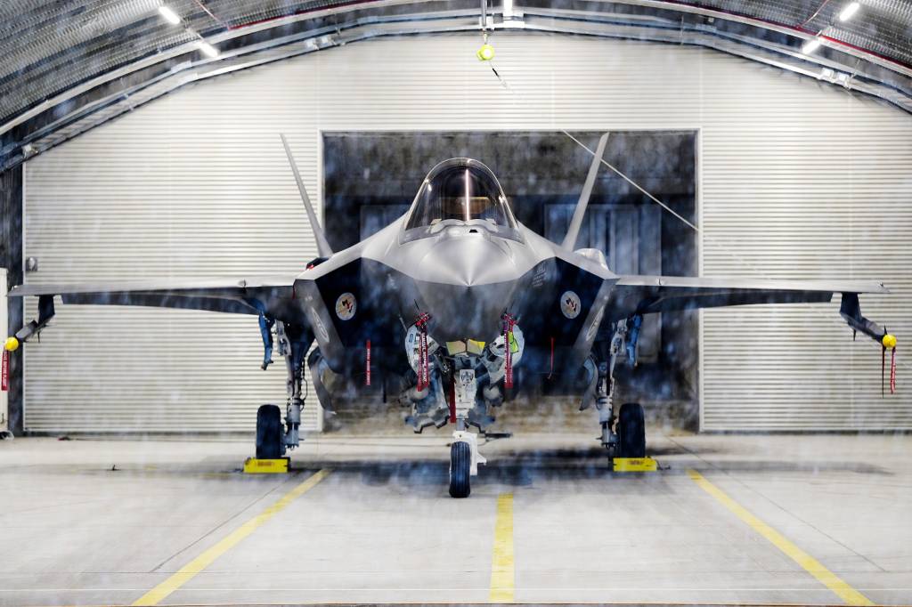 Et av F-35A flyene på QRA beredskap for NATO på Evenes flystasjon. 