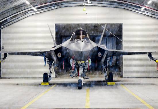 Et av F-35A flyene på QRA beredskap for NATO på Evenes flystasjon. 
